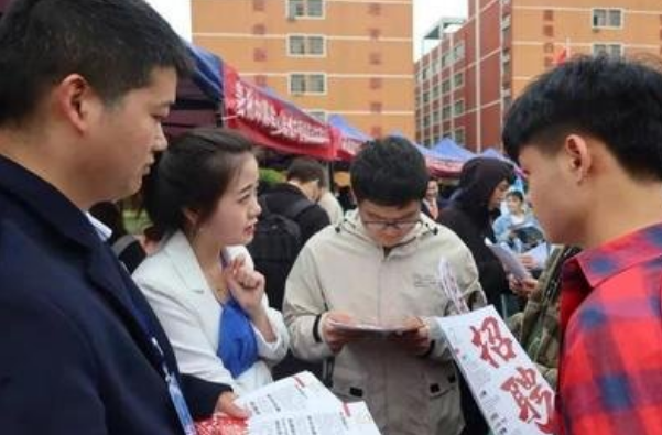 大学毕业找工作,校招为何比社招待遇好?一字之差结果却有大不同