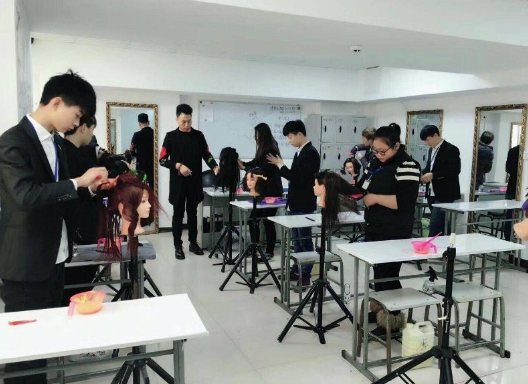 云南专业美发师培训学校怎么样,美发师