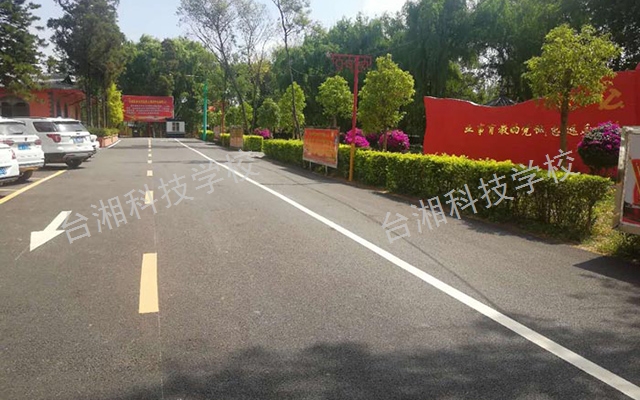 丽江公办的高铁乘务专业学校,高铁
